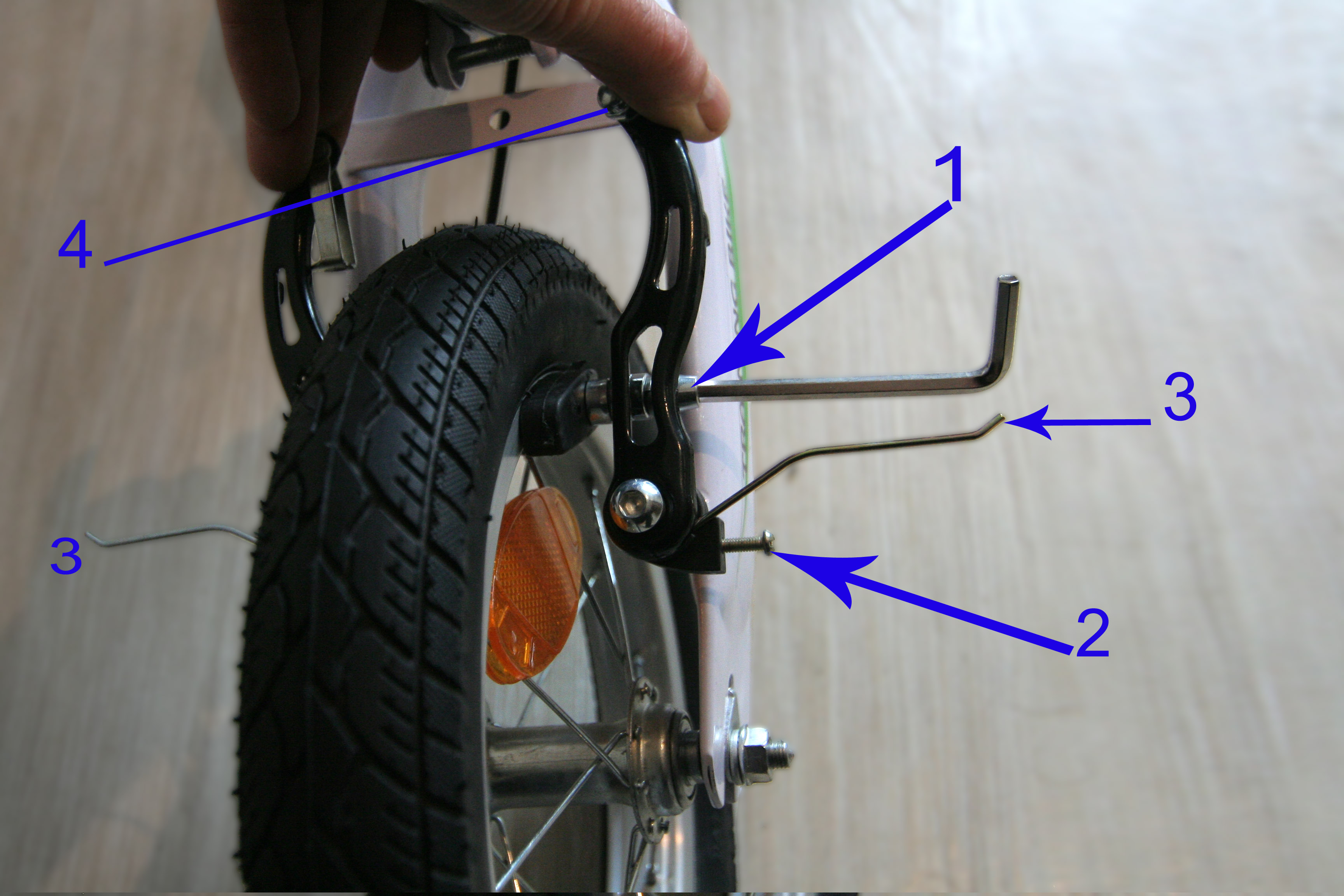 Регулировка заднего колеса велосипеда. Вид переднего колеса с ручным тормозом сбоку электросамоката Yamato. Ручной тормоз для велосипеда. Тормоз для детского велосипеда. Ручной тормоз переднего колеса велосипеда.